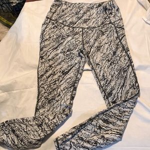 All in motion marble black and white leggings in size small. 2 side pockets.